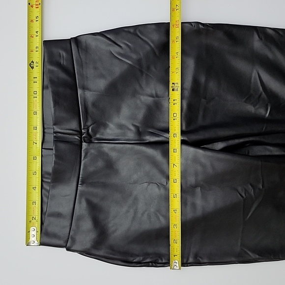 NWT HUE Women Black Faux Leather Pull On Stretch Skinny Pant Elastic Waist Sz XS - Picture 8 of 10